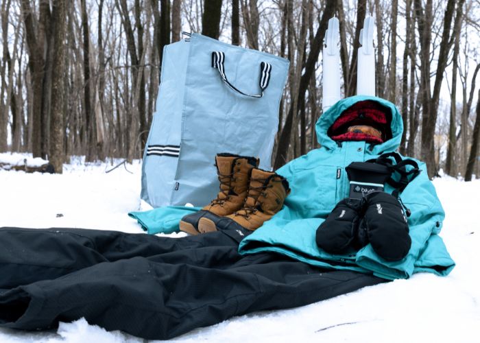 sac et transport et vêtement d'hiver